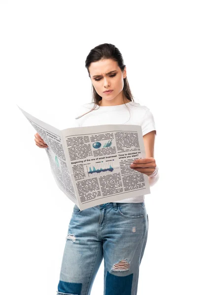 Brunett Kvinna Vit Shirt Läsa Tidningen Isolerad Vit — Stockfoto