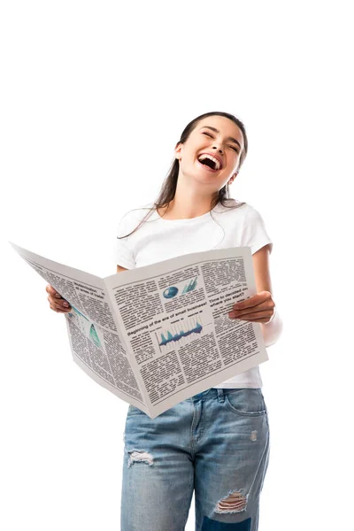 Beyaz Tişörtlü Genç Bir Kadın Elinde Gazete Tutuyor Beyazlar Içinde — Stok fotoğraf