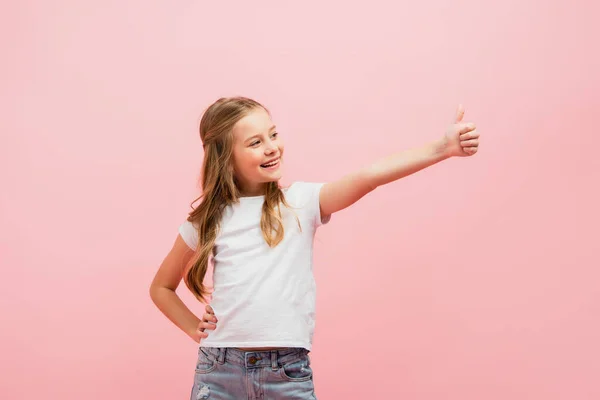 Flicka Vit Shirt Med Hand Höft Tittar Bort Samtidigt Som — Stockfoto