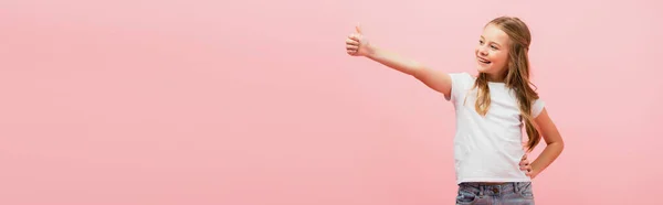 Imagem Horizontal Menina Camiseta Branca Com Mão Quadril Mostrando Polegar — Fotografia de Stock