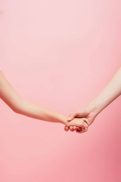Частичный Вид Женщины Ребенка Держащихся Руки Изолированы Розовый Копировальным Пространством — стоковое фото