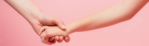 Vue Recadrée Femme Enfant Tenant Les Mains Isolées Sur Rose — Photo