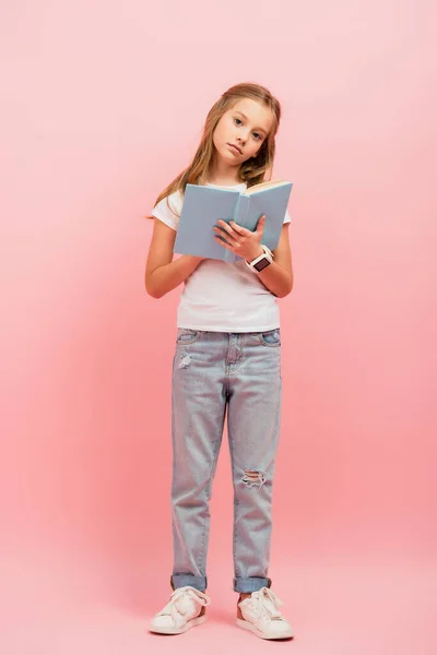 Visão Comprimento Total Menina Séria Smartwatch Jeans Olhando Para Câmera — Fotografia de Stock