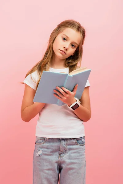 Menina Séria Shirt Branca Smartwatch Segurando Livro Enquanto Olha Para — Fotografia de Stock