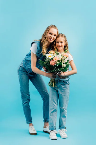 Full Length View Young Woman Denim Clothes Gifting Bouquet Flowers — Stock Photo, Image