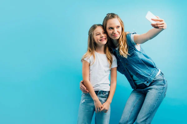 Mamma Denim Kläder Tar Selfie Smartphone Med Barn Bär Jeans — Stockfoto