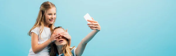Girl Covering Mothers Eyes Hands While She Taking Selfie Smartphone — Stock Photo, Image