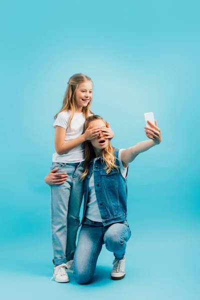 Visão Comprimento Total Criança Cobrindo Olhos Das Mães Com Mãos — Fotografia de Stock