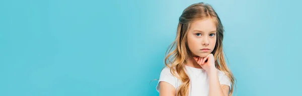 Panoramic Shot Offended Child Holding Hand Chin While Looking Camera — Stock Photo, Image