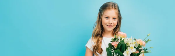Tête Site Fille Regardant Caméra Tout Tenant Bouquet Fleurs Isolées — Photo