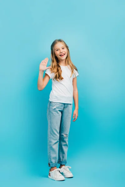 Piena Lunghezza Vista Ragazza Bianco Shirt Jeans Agitando Mano Mentre — Foto Stock