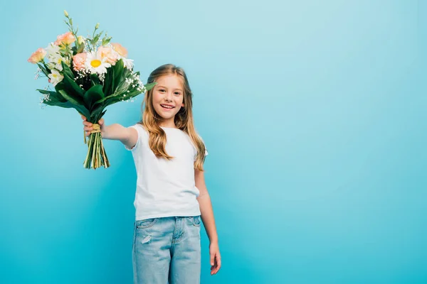 Girl White Shirt Jeans Holding Bouquet Outstretched Hand While Looking — Stock Photo, Image