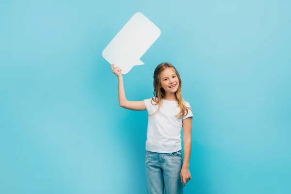 Menina Jeans Shirt Branca Olhando Para Câmera Enquanto Segurando Bolha — Fotografia de Stock