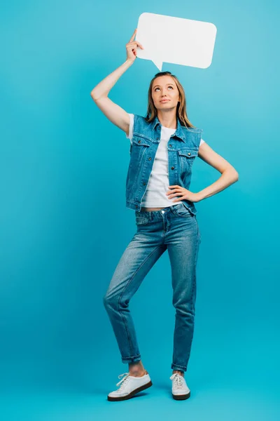 Jovem Mulher Roupas Jeans Segurando Bolha Fala Acima Cabeça Enquanto — Fotografia de Stock