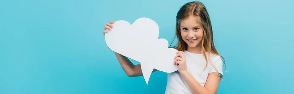 Imagem Horizontal Menina Shirt Branca Segurando Pensamento Bolha Isolada Azul — Fotografia de Stock