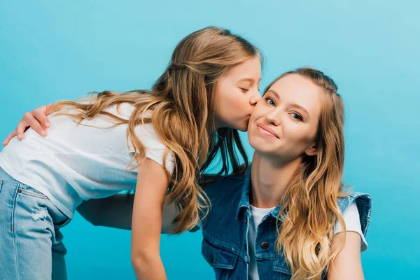 Niño Camiseta Blanca Besando Madre Joven Mirando Cámara Aislada Azul — Foto de Stock