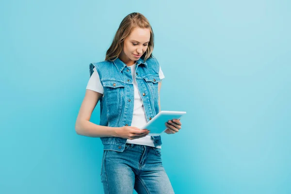 Fokussierte Frau Jeanskleidung Mit Digitalem Tablet Isoliert Auf Blau — Stockfoto