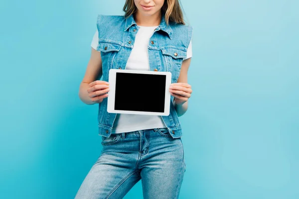 Vista Recortada Mujer Ropa Mezclilla Sosteniendo Tableta Digital Con Pantalla — Foto de Stock