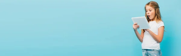 Панорамна Концепція Здивованої Дівчини Білій Футболці Використанням Цифрового Планшета Ізольовано — стокове фото
