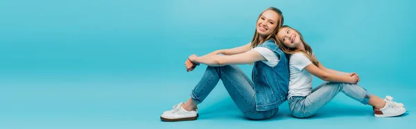 Panoramic Concept Young Woman Daughter Denim Clothes Sitting Back Back — Stock Photo, Image