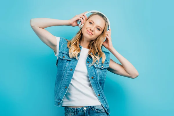 Young Woman Denim West Looking Camera While Touching Wireless Headphones — Stock Photo, Image