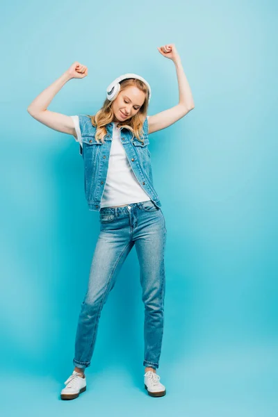 Volledige Weergave Van Opgewonden Vrouw Denim Vest Jeans Dansen Draadloze — Stockfoto