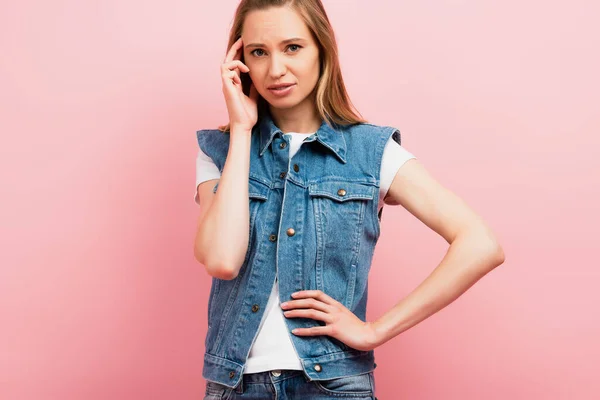 Thoughtful Woman Denim Vest Touching Head While Standing Hand Hip — Stock Photo, Image