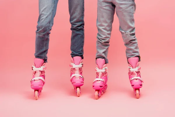 Vue Partielle Mère Enfant Jeans Patins Roulettes Sur Rose — Photo