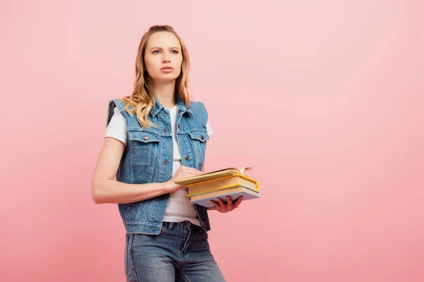 Nachdenkliche Junge Frau Jeansweste Schaut Weg Während Sie Bücher Isoliert — Stockfoto