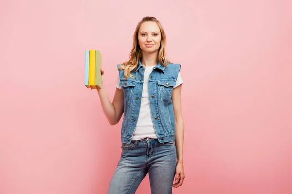 Mujer Joven Chaleco Vaquero Jeans Sosteniendo Libros Aislados Rosa — Foto de Stock