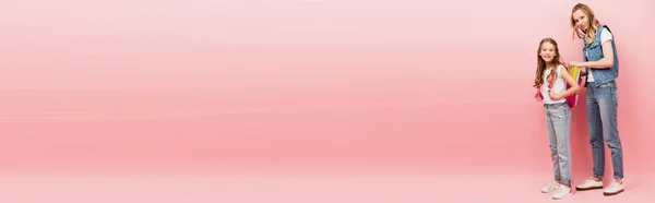 분홍빛 파노라마 탄으로 딸들에게 배낭을 어머니의 모습을 — 스톡 사진