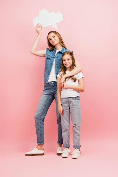 Vista Completa Madre Ropa Mezclilla Sosteniendo Burbuja Pensamiento Mientras Abraza — Foto de Stock