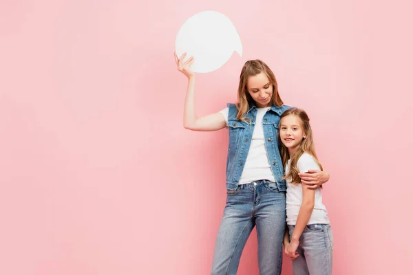 Young Woman Denim Clothes Holding Thought Bubble While Hugging Daughter — Stock Photo, Image