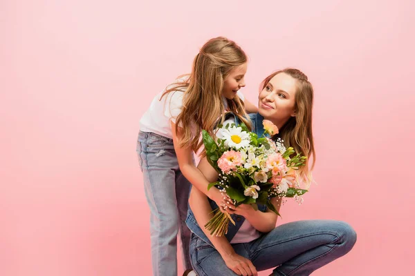 Criança Buquê Presentes Flores Para Mãe Abraçando Isolada Rosa — Fotografia de Stock