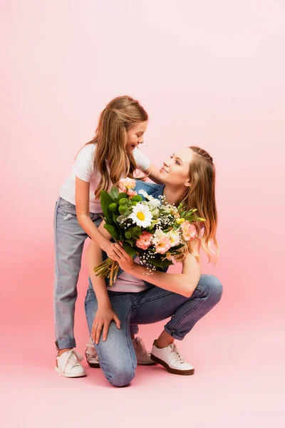 Menina Jeans Apresentando Buquê Flores Para Mãe Abraçando Rosa — Fotografia de Stock