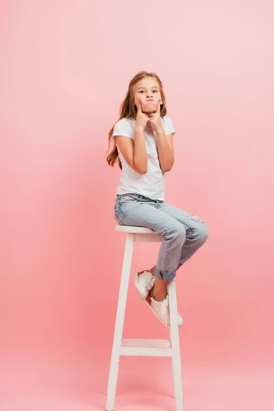 Criança Shirt Branca Jeans Azul Sorrindo Soprando Para Fora Bochechas — Fotografia de Stock