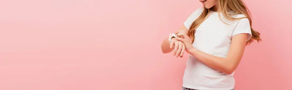 Visión Parcial Niño Camiseta Blanca Tocando Smartwatch Aislado Rosa Concepto — Foto de Stock