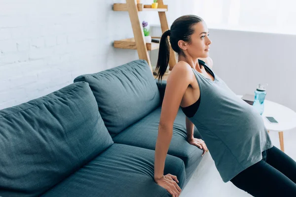 Junge Schwangere Sportbekleidung Beim Training Der Nähe Des Heimischen Sofas — Stockfoto