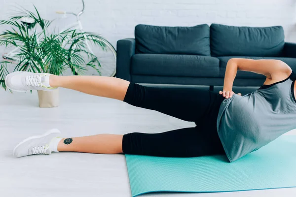 Vista Recortada Deportista Embarazada Haciendo Ejercicio Alfombra Fitness Sala Estar — Foto de Stock