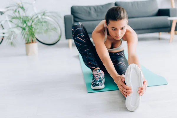 Selektiv Fokus För Idrottskvinna Stretching Ben Träningsmatta Hemma — Stockfoto