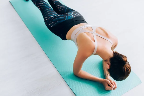 Sportlerin Beim Planken Auf Fitnessmatte Hause — Stockfoto
