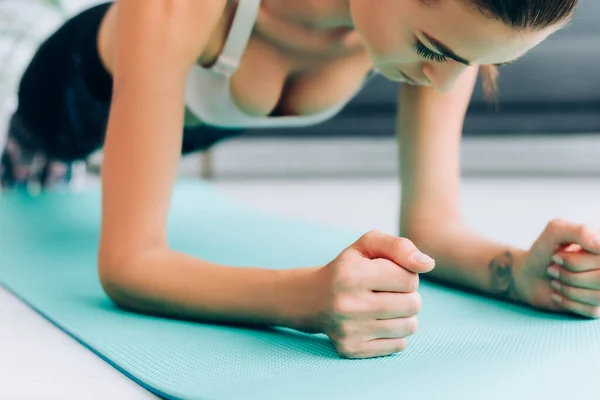 Selektivní Zaměření Sportovkyně Dělá Prkno Fitness Podložku Doma — Stock fotografie