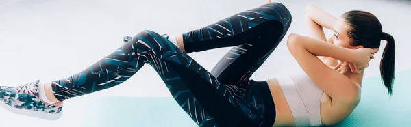 Panoramabild Von Sportlerin Beim Bauchmuskeltraining Auf Fitnessmatte — Stockfoto