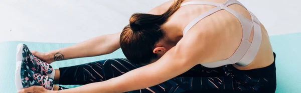 Foto Panorámica Deportista Calentándose Colchoneta Fitness —  Fotos de Stock