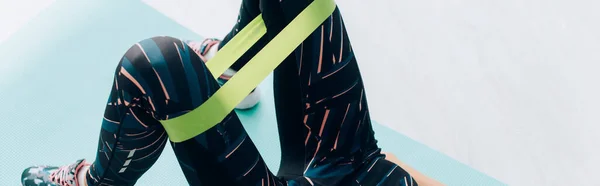Spor Kadın Eğitiminin Panoramik Görüntüsü Evde Bacağında Direnç Bandıyla — Stok fotoğraf