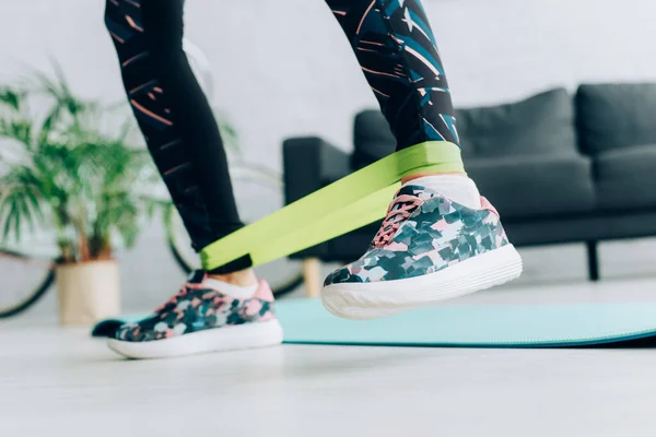 Beskuren Över Kvinnan Sneakers Träning Med Elastik Hemma — Stockfoto