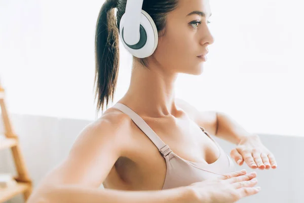 Selective Focus Young Woman Headphones Training Home — Stock Photo, Image