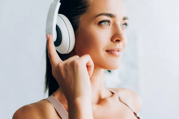 Enfoque Selectivo Mujer Morena Escuchando Música Auriculares Sala Estar — Foto de Stock