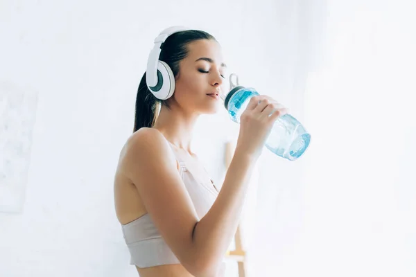 Sportswoman Headphones Drinking Water Sports Bottle Home — Stock Photo, Image