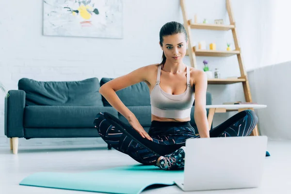 Foco Seletivo Mulher Morena Sportswear Assistindo Treinamento Line Laptop Tapete — Fotografia de Stock